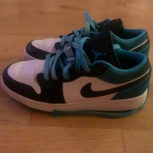 Nike Air Jordan’s low SE GS laser blue.